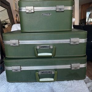 Vintage Green Suitcase Set by Unknown Brand